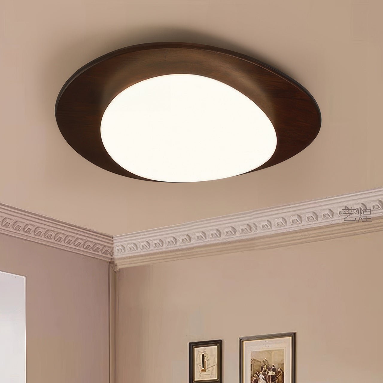 Skandinavisk loftslampe i småsten- og trædesign