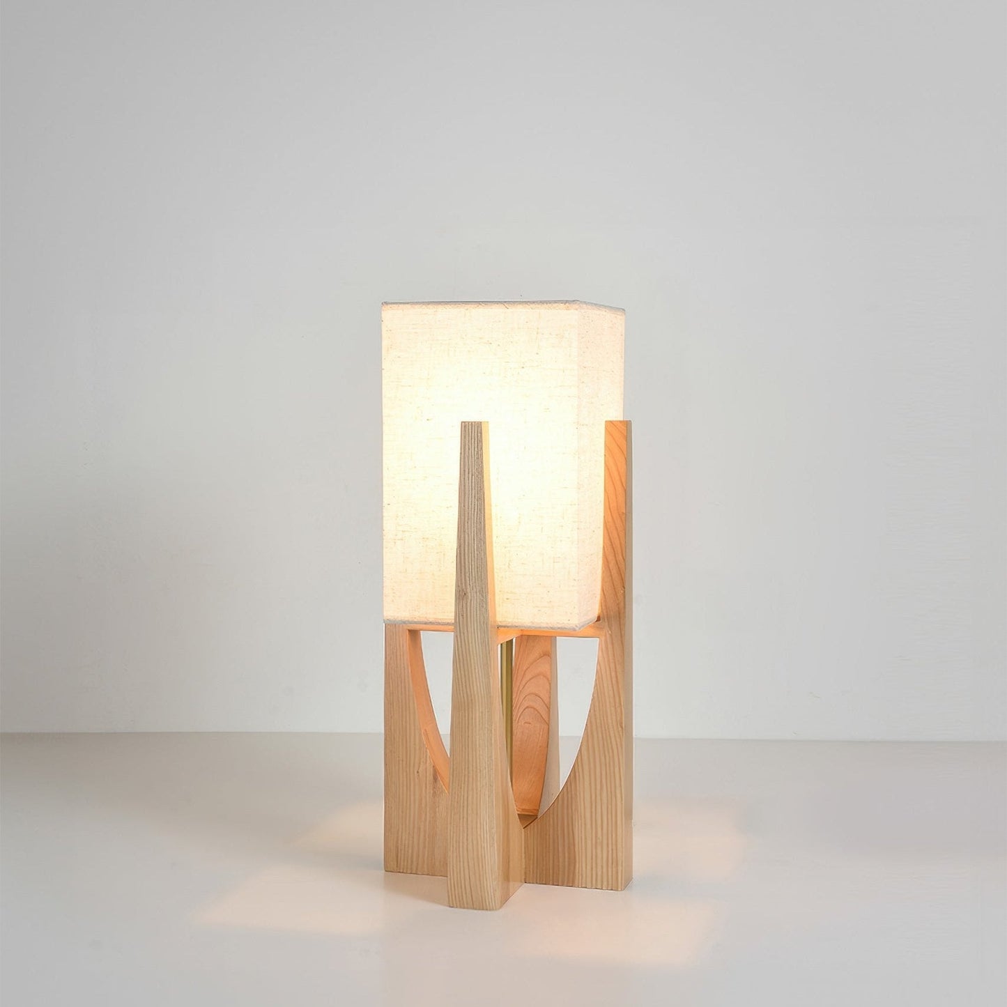 Japansk stil gulvlampe i massivt valnøddetræ. Enkel trælampe.
