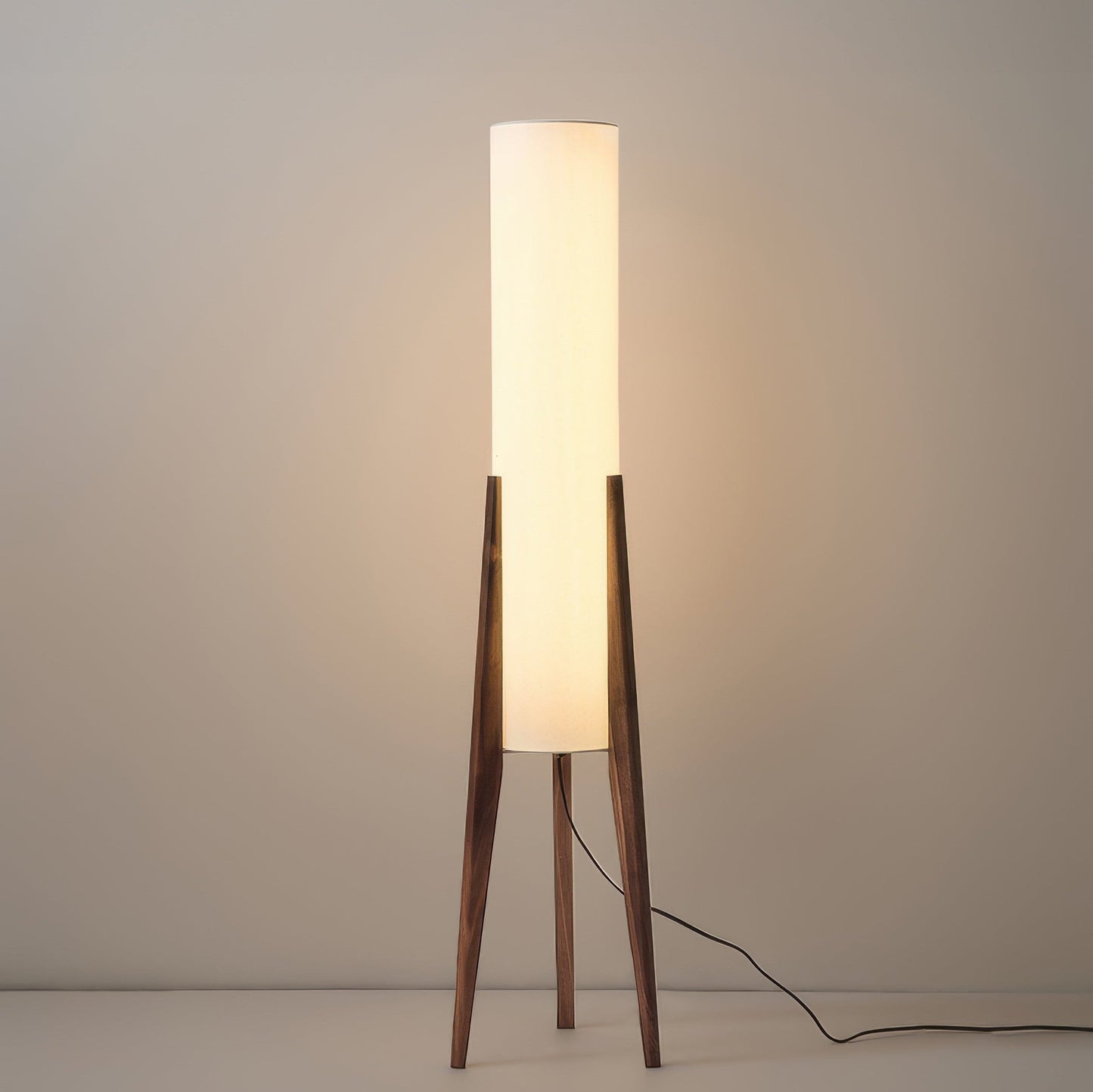 Massivtræsgulvlampe i valnød – kunstnerisk lampe