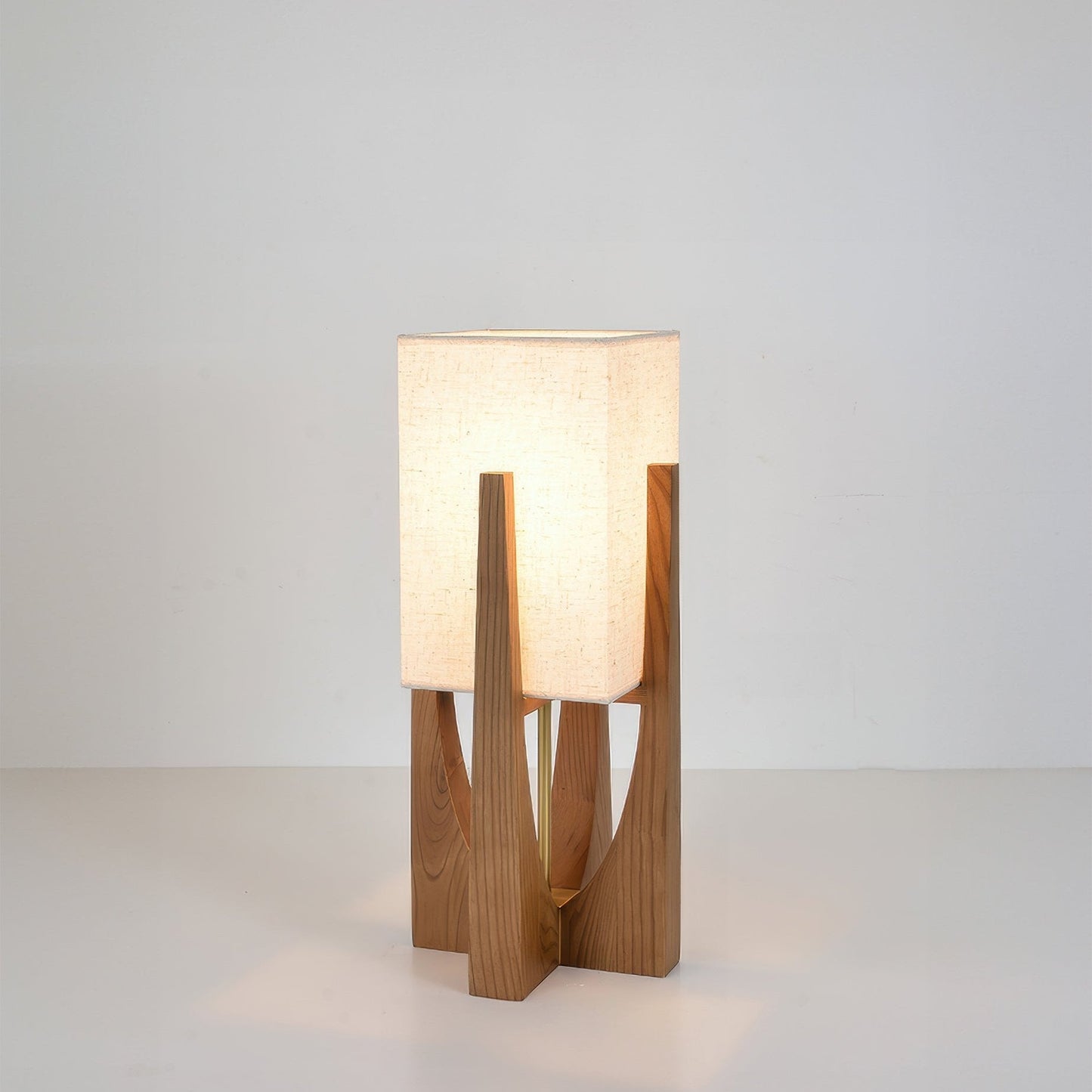 Japansk stil gulvlampe i massivt valnøddetræ. Enkel trælampe.