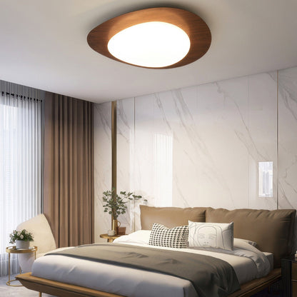 Skandinavisk loftslampe i småsten- og trædesign