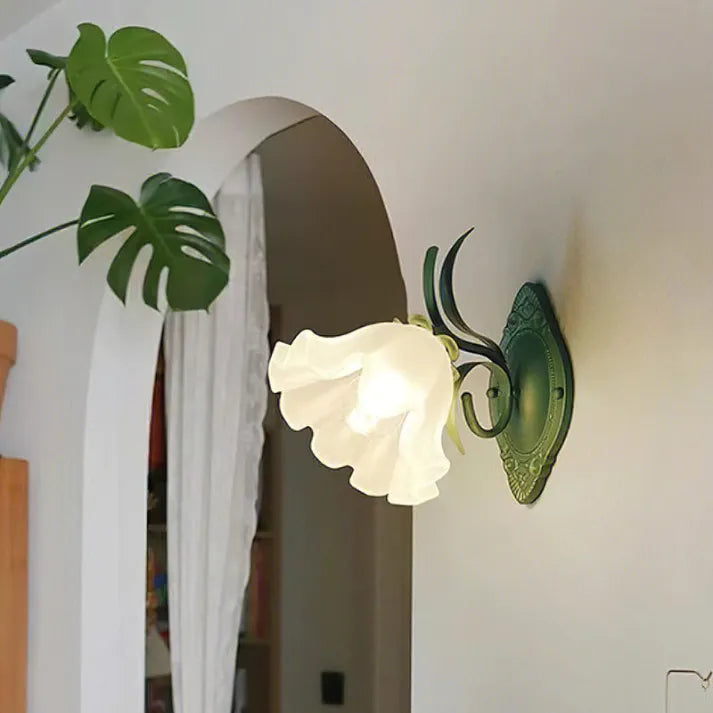 Væglampe med liljekonvalblomster