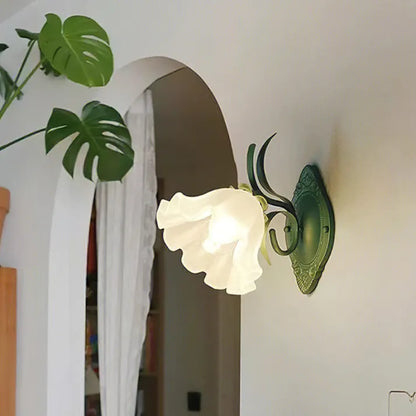 Væglampe med liljekonvalblomster