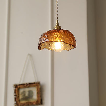 Gammel pendellampe i brun glas