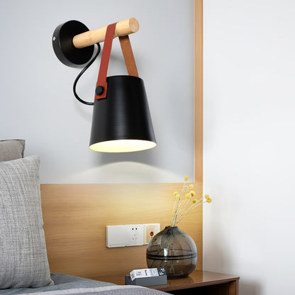 Trævæglampe med konisk design