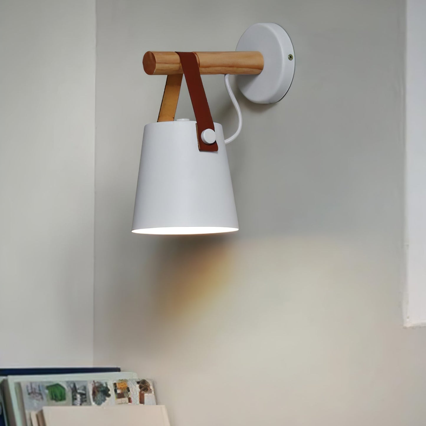 Trævæglampe med konisk design