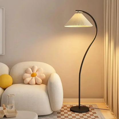 Stilfuld LED gulvlampe i stof