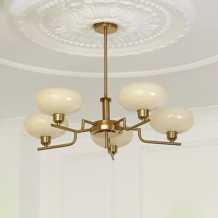 Bauhaus-inspirert taklampe i middelalderstil