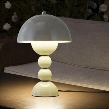 Farverig bordlampe med nordiske blomsterknopper
