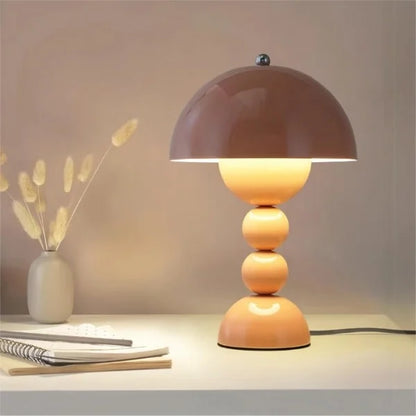 Farverig bordlampe med nordiske blomsterknopper