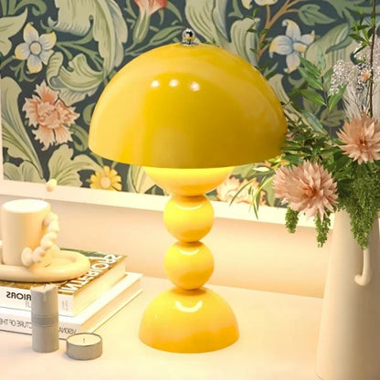 Farverig bordlampe med nordiske blomsterknopper