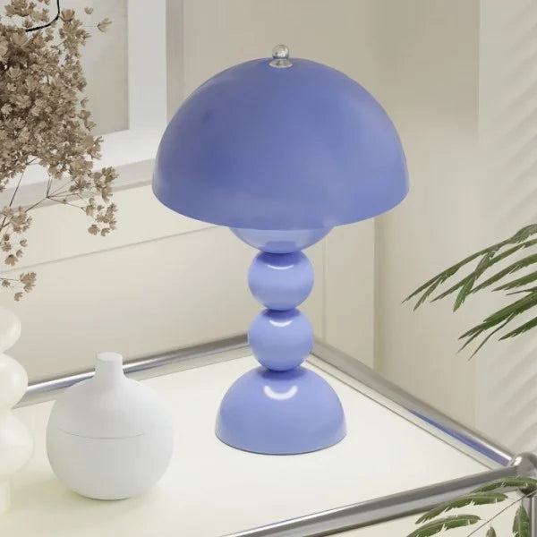 Farverig bordlampe med nordiske blomsterknopper