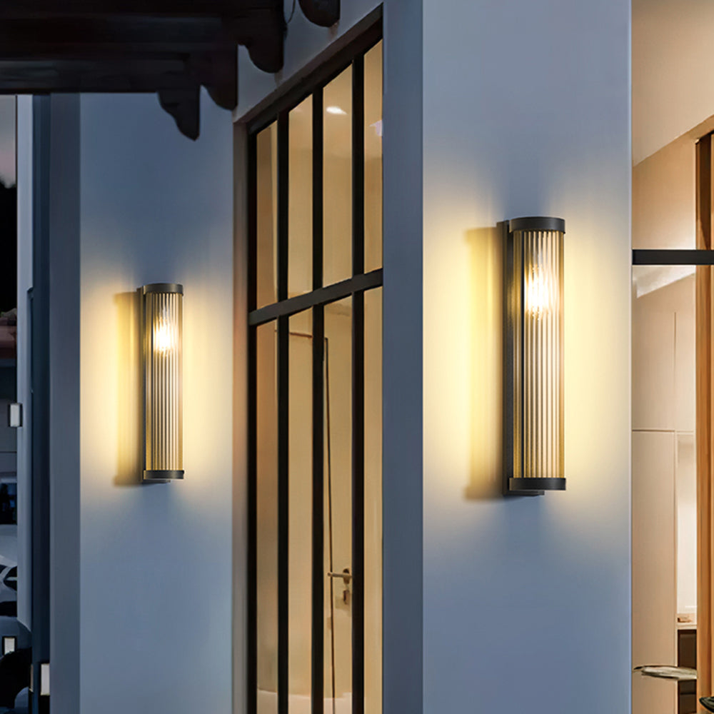 Moderne cylinderformet udelampe i metal og glas, IP65 vandtæt.